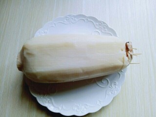 6、#甜味##简单的零食#糯米糖藕,把切除的头从新盖在填满的莲藕上面，利用牙签将莲藕盖子固定。