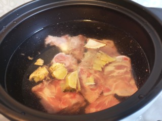 3、脊骨玉米汤,放入姜。开火煮。