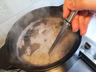 4、脊骨玉米汤,汤开了之后，去掉上面的浮沫。