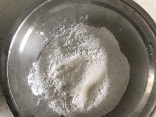 1、酒酿彩色小圆子,称好糯米粉，加入白糖