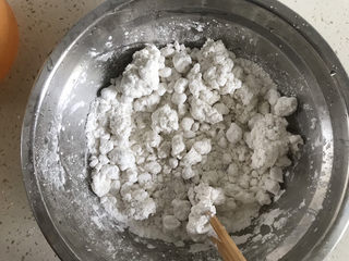 2、酒酿彩色小圆子,加入适量水，边加水边搅拌成面疙瘩