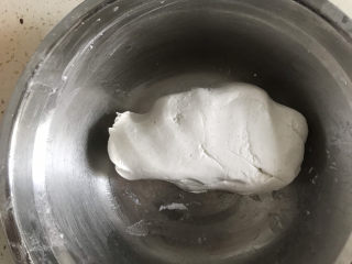3、酒酿彩色小圆子,用手揉成光滑的面团