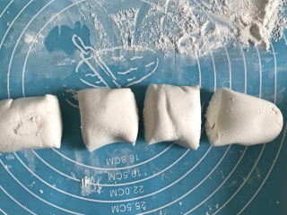 4、酒酿彩色小圆子,揉面垫上撒点糯米粉防粘，然后分成四等份