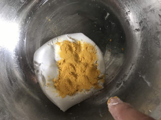 5、酒酿彩色小圆子,取其中一份加入南瓜粉揉成黄色的面团