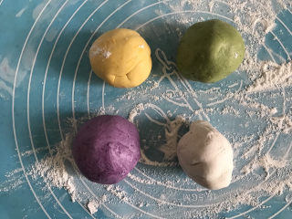 6、酒酿彩色小圆子,其他两份同样的方法加入紫薯粉和菠菜粉分别揉成紫色和绿色的面团，留一个白色面团备用