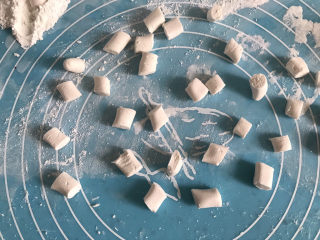 8、酒酿彩色小圆子,切成大小均匀的小块