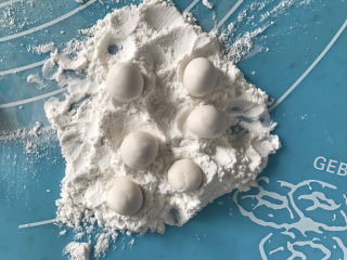 9、酒酿彩色小圆子,搓圆粘上一层糯米粉