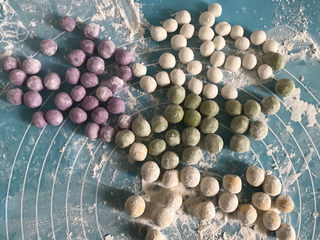 11、酒酿彩色小圆子,其他三个颜色也是同样的方法搓圆后粘上糯米粉