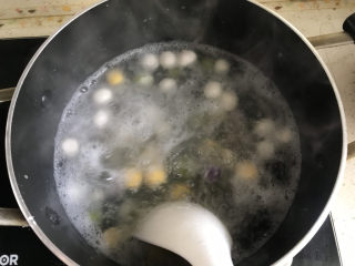 12、酒酿彩色小圆子,水烧开下入小圆子继续煮
