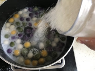 14、酒酿彩色小圆子,加入适量的白砂糖