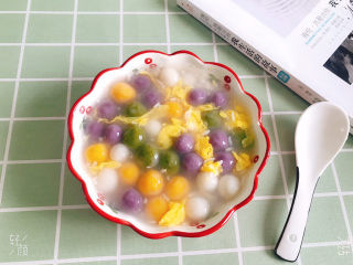 17、酒酿彩色小圆子,盛入容器中即可食用