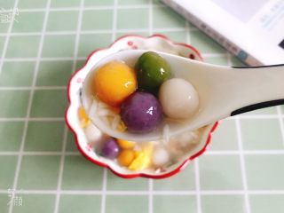 18、酒酿彩色小圆子,糯糯叽叽的彩色小圆子，酸酸甜甜的米酒汤，很好吃????