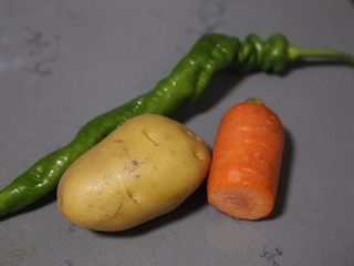 1、青椒炒土豆丝,材料准备好