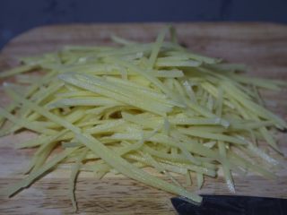 2、青椒炒土豆丝,土豆去皮切丝