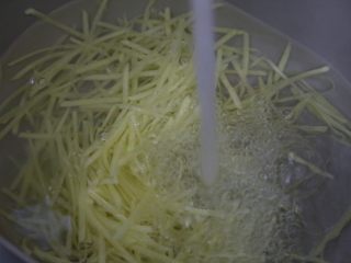 3、青椒炒土豆丝,用清水冲洗掉表面淀粉