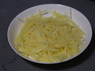 4、青椒炒土豆丝,沥干水分后放入碗中待用