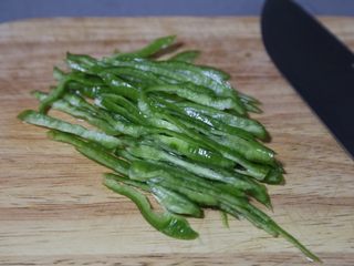 5、青椒炒土豆丝,青椒切丝