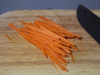 6、青椒炒土豆丝,胡萝卜切丝