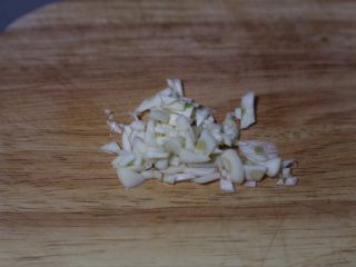 7、青椒炒土豆丝,蒜切碎末