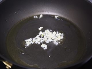 8、青椒炒土豆丝,锅里烧热油，爆香蒜末