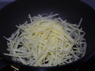 9、青椒炒土豆丝,加入土豆丝翻炒几下