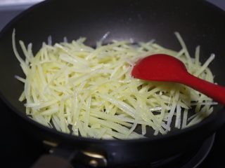 10、青椒炒土豆丝,加入一点点白醋继续翻炒