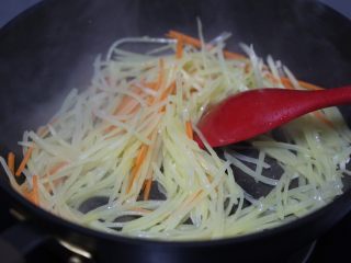 11、青椒炒土豆丝,再加入胡萝卜丝翻炒