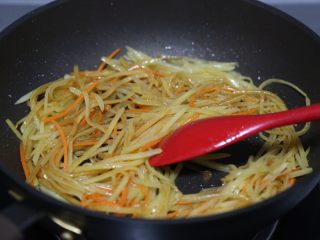 12、青椒炒土豆丝,加入一点酱油翻炒均匀