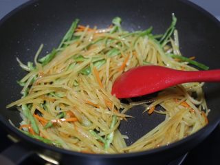 13、青椒炒土豆丝,最后加入青椒丝翻炒至断生
