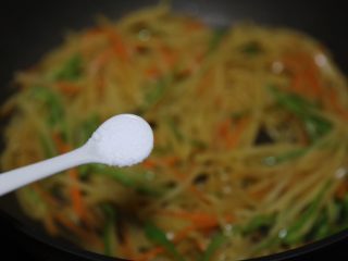 14、青椒炒土豆丝,调入适量盐