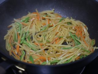 15、青椒炒土豆丝,翻炒均匀即可