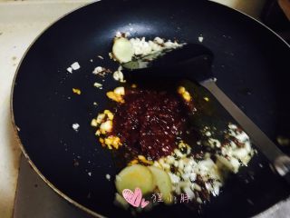 6、麻辣鱼片儿,加入郫县豆瓣炒香