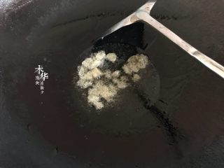 6、香菇焖鸡翅根,另起油锅，小火，把黄冰糖倒入炒融化。