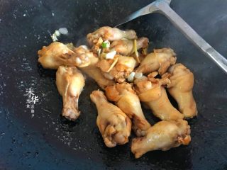 9、香菇焖鸡翅根,加入姜葱蒜翻炒。