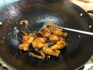 15、香菇焖鸡翅根,翻炒香。