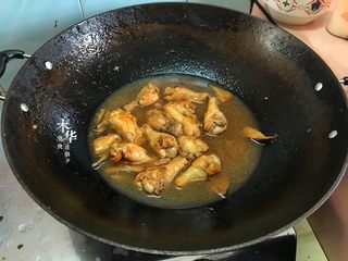 16、香菇焖鸡翅根,加入开水，调中小火焖。