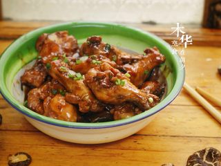 19、香菇焖鸡翅根,出锅，趁热吃。