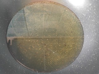 14、鱼香地三鲜,锅内放油,烧至三成热。