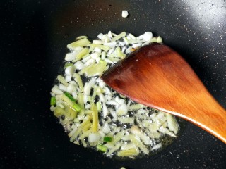 18、鱼香地三鲜,锅内留底油,放生姜大蒜爆香。