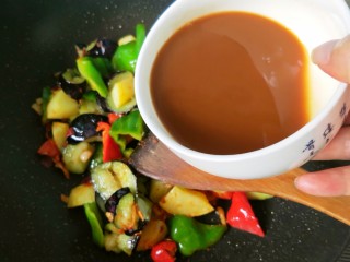 22、鱼香地三鲜,倒入鱼香汁。