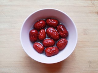 4、红枣南瓜粥,红枣用水浸泡一下清洗干净。