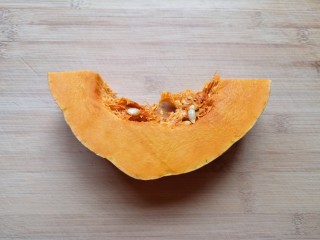 7、红枣南瓜粥,准备好一块南瓜。