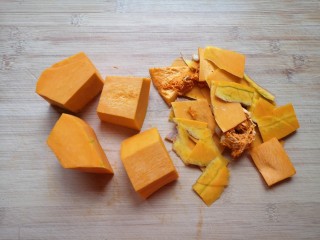 8、红枣南瓜粥,去皮去瓤。
