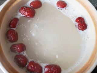 11、红枣南瓜粥,锅开以后用勺子搅动一下。