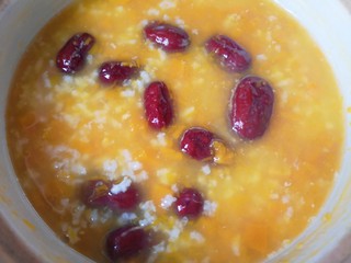 15、红枣南瓜粥,转小火煮半个小时左右即可。