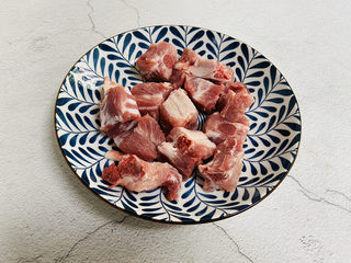 1、茶树菇排骨汤,排骨一根斩块清洗干净