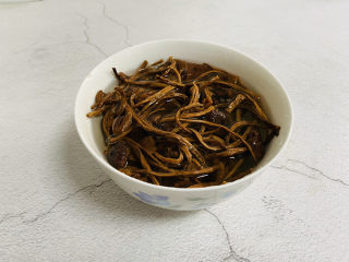 4、茶树菇排骨汤,茶树菇剪掉根部清水泡软