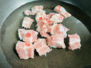 7、茶树菇排骨汤,冷水入锅放入排骨