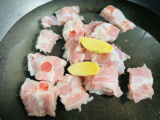 8、茶树菇排骨汤,放入生姜两片