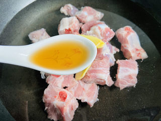 9、茶树菇排骨汤,一勺料酒